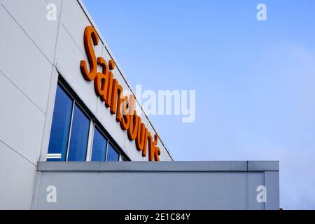 Epsom Surrey, Londres, Royaume-Uni janvier 06 2021, Sainsburys chaîne de supermarchés de détail signe et logo sans personne Banque D'Images