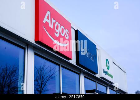 Epsom Surrey, Londres, Royaume-Uni janvier 06 2021, Sainsburys succursales en magasin d'Argos et d'Habitat Retail Outlets Banque D'Images