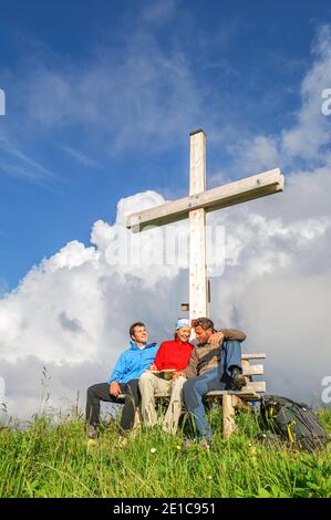 Randonneurs profitant du soleil en soirée sur le sommet de la montagne Banque D'Images