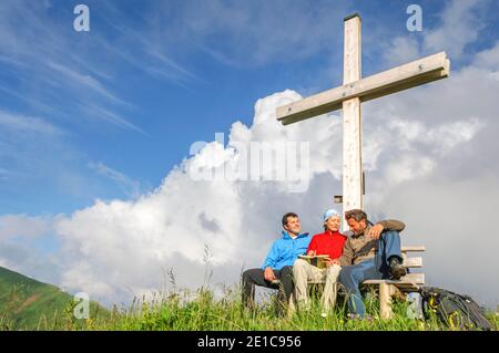 Randonneurs profitant du soleil en soirée sur le sommet de la montagne Banque D'Images