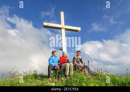 Randonneurs profitant du soleil en soirée sur le sommet de la montagne Banque D'Images