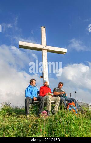 Randonneurs profitant du soleil en soirée sur le sommet de la montagne Banque D'Images