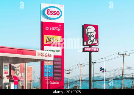 KANCHANABURI, THAÏLANDE-DÉCEMBRE 31,2020 : panneaux d'affichage du logo KFC Drive-Thru sur un poteau avec les principaux logos de marque de STARBUCKS , TMK MART à ESSO ga Banque D'Images