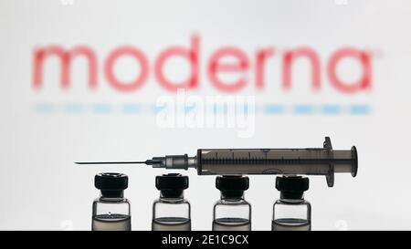 Moscou - 5 janvier 2021: Moderna COVID-19 concept de vaccin. Seringue et flacons avec vaccin US contre le coronavirus sur fond de logo. Corona virus médicament, inj Banque D'Images
