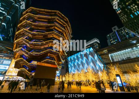 Le bateau décoré par des lumières de Noël à Hudson yards pendant Vacances d'hiver Banque D'Images