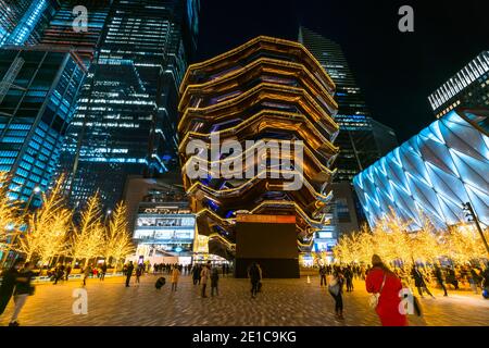 Le bateau décoré par des lumières de Noël à Hudson yards pendant Vacances d'hiver Banque D'Images