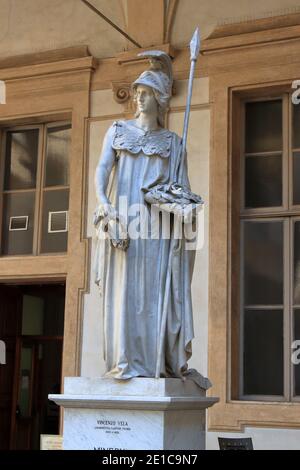 Turin, Italie - septembre 2020 : statue en marbre de la déesse minerva de l'artiste Vincenzo Vela Banque D'Images