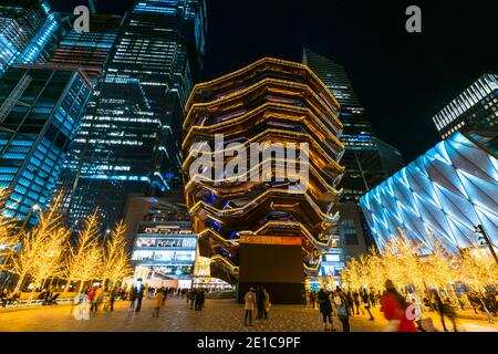 Le bateau décoré par des lumières de Noël à Hudson yards pendant Vacances d'hiver Banque D'Images