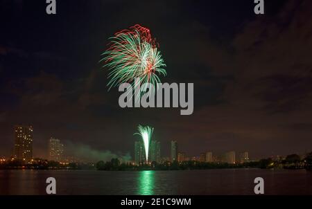 D'artifice dans le district de Butovo Yuzhnoye (Sud Butovo). Moscou. La Russie. Banque D'Images