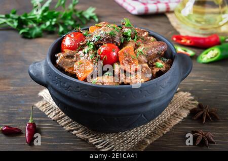 Faire rôtir le foie de dinde avec les légumes dans un pot. Délicieux repas diététique. Style rustique. Banque D'Images