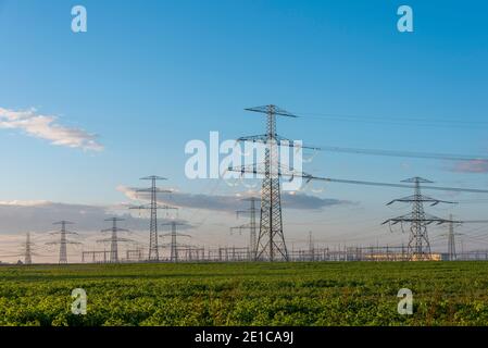 19 décembre 2020, Saxe-Anhalt, Wolmirstedt: À la sous-station Wolmirstedt, de nombreux pylônes d'électricité se trouvent dans un champ. Photo: Stephan Schulz/dpa-Zentralbild/ZB Banque D'Images