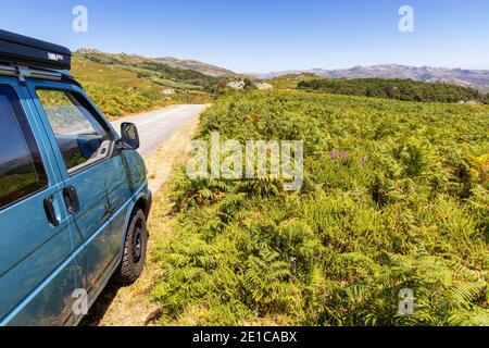 VW T4 Syncro California Coach Campervan avec toit escamotable à Parc national de Peneda Gerês - Nord du Portugal Banque D'Images