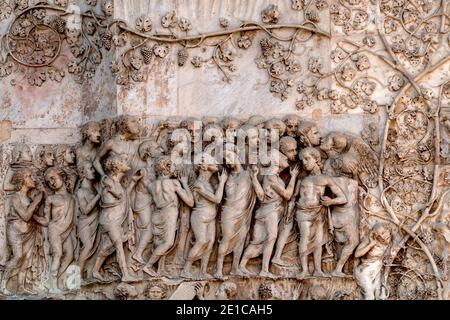 Les sauvés, choisis ou élus, guidés par des anges, attendent l'admission au ciel dans les années 1300 jugement dernier bas-relief en marbre sur la façade ouest de la cathédrale d'Orvieto, Ombrie, Italie. Cette scène sculptée est attribuée à Lorenzo Maitani (c. 1275 - 1330), qui a conçu la façade gothique tardive de la cathédrale. Maitani aurait eu une contribution directe en tant que sculpteur sur deux panneaux couvrant deux des quatre pilastres inférieurs de la façade : un panneau de Maitani représente des scènes du jugement dernier, y compris la scène dans cette image. Banque D'Images