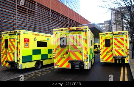 Londres, Royaume-Uni. 6 janvier 2020. Des lignes d'ambulances à l'extérieur de l'hôpital Royal London, le NHS étant soumis à de fortes pressions à mesure que les cas de Covid-19 augmentent. Le Royaume-Uni a fait un verrouillage national à la suite de la forte augmentation des cas de Covid. Crédit : Mark Thomas/Alay Live News Banque D'Images