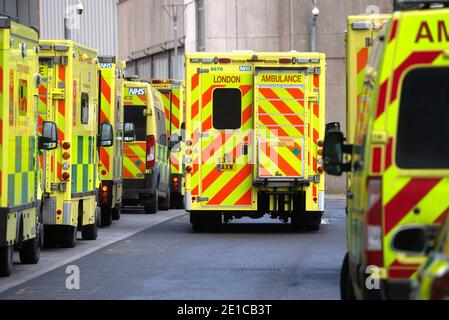 Londres, Royaume-Uni. 6 janvier 2020. Des lignes d'ambulances à l'extérieur de l'hôpital Royal London, le NHS étant soumis à de fortes pressions à mesure que les cas de Covid-19 augmentent. Le Royaume-Uni a fait un verrouillage national à la suite de la forte augmentation des cas de Covid. Crédit : Mark Thomas/Alay Live News Banque D'Images