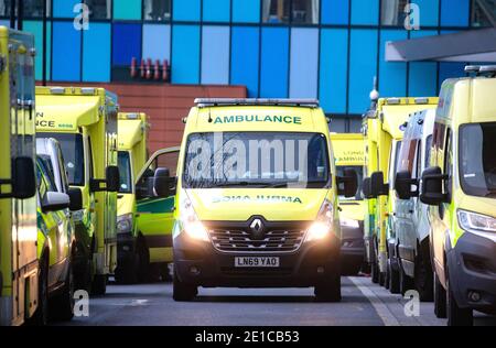 Londres, Royaume-Uni. 6 janvier 2020. Des lignes d'ambulances à l'extérieur de l'hôpital Royal London, le NHS étant soumis à de fortes pressions à mesure que les cas de Covid-19 augmentent. Le Royaume-Uni a fait un verrouillage national à la suite de la forte augmentation des cas de Covid. Crédit : Mark Thomas/Alay Live News Banque D'Images