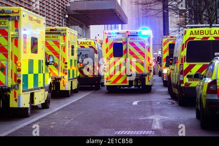 Londres, Royaume-Uni. 6 janvier 2020. Des lignes d'ambulances à l'extérieur de l'hôpital Royal London, le NHS étant soumis à de fortes pressions à mesure que les cas de Covid-19 augmentent. Le Royaume-Uni a fait un verrouillage national à la suite de la forte augmentation des cas de Covid. Crédit : Mark Thomas/Alay Live News Banque D'Images