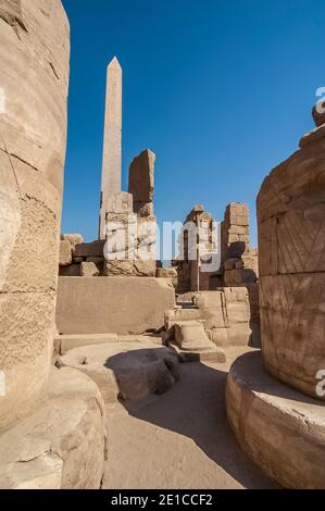 Louxor. Il s'agit de l'obélisque de la reine de Pharoah Hatshepsut, site classé au patrimoine mondial de l'UNESCO depuis 4000 ans, au temple de Karnak, le plus grand complexe de temples du monde, situé sur le Nil, à Louxor, autrefois connu dans le monde antique comme Thèbes. Les terrains du temple ont également été utilisés comme un ensemble de films pour le film James Bond The Spy qui aimait moi. Banque D'Images