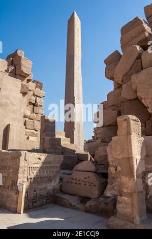 Louxor. Il s'agit de l'obélisque de la reine de Pharoah Hatshepsut, site classé au patrimoine mondial de l'UNESCO depuis 4000 ans, au temple de Karnak, le plus grand complexe de temples du monde, situé sur le Nil, à Louxor, autrefois connu dans le monde antique comme Thèbes. Les terrains du temple ont également été utilisés comme un ensemble de films pour le film James Bond The Spy qui aimait moi. Banque D'Images