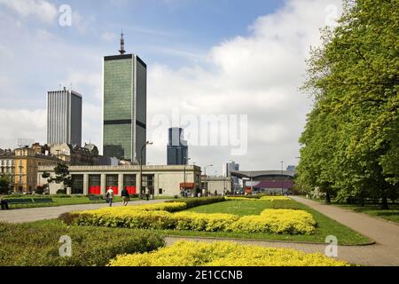 Parc près de la gare de Srodmiescie à Varsovie. Pologne Banque D'Images