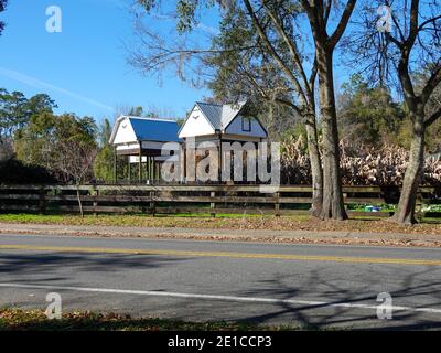 Trois grandes maisons de chauve-souris sur les camps de l'Université de Floride, en hiver, pendant la lumière du jour, Gainesville, Floride, États-Unis. Banque D'Images