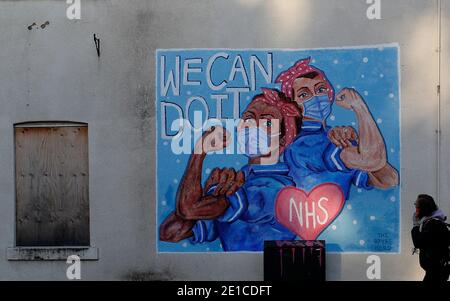 Loughborough, Leicestershire, Royaume-Uni. 6 janvier 2021. Une femme passe devant un hommage au NHS lors du troisième confinement national de Covid-19. Credit Darren Staples/Alay Live News. Banque D'Images