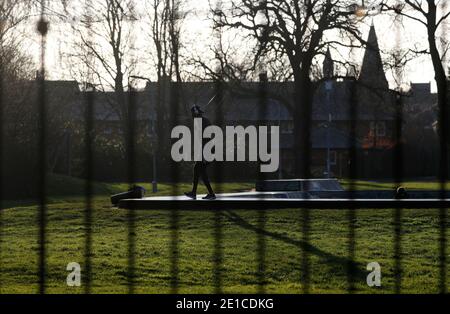 Loughborough, Leicestershire, Royaume-Uni. 6 janvier 2021. Un homme saute dans le parc Southfields pendant le troisième confinement national de Covid-19. Credit Darren Staples/Alay Live News. Banque D'Images