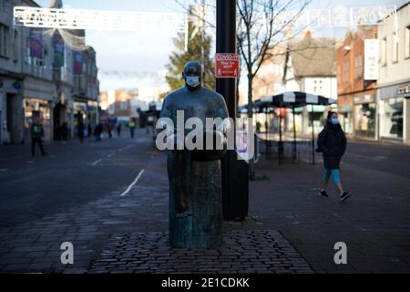 Loughborough, Leicestershire, Royaume-Uni. 6 janvier 2021. La statue de Sock Man porte un masque lors du troisième verrouillage national de Covid-19. Credit Darren Staples/Alay Live News. Banque D'Images