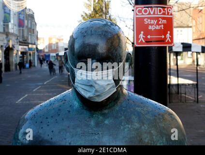 Loughborough, Leicestershire, Royaume-Uni. 6 janvier 2021. La statue de Sock Man porte un masque lors du troisième verrouillage national de Covid-19. Credit Darren Staples/Alay Live News. Banque D'Images