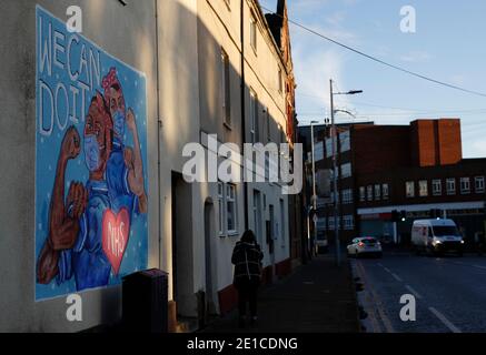 Loughborough, Leicestershire, Royaume-Uni. 6 janvier 2021. Une femme passe devant un hommage au NHS lors du troisième confinement national de Covid-19. Credit Darren Staples/Alay Live News. Banque D'Images