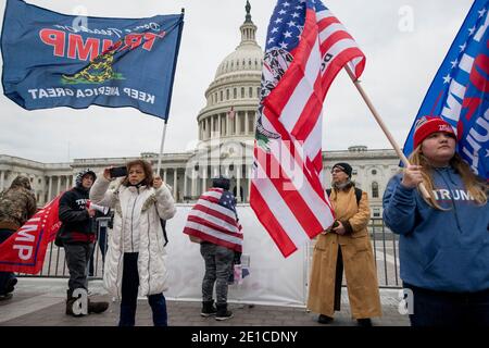 Une petite foule de partisans du président Trump se réunit à l'ouest du Capitole des États-Unis, dans les heures qui précèdent le décompte des votes électoraux lors d'une session conjointe du Congrès des États-Unis pour certifier les résultats de l'élection présidentielle de 2020 à la Chambre des représentants des États-Unis La salle des représentants au Capitole des États-Unis à Washington, DC, le mercredi 6 janvier 2021. Les républicains du Congrès ont annoncé qu'ils allaient contester les votes électoraux de six États pivots maximum.Credit: Rod Lamkey/CNP /MediaPunch Banque D'Images