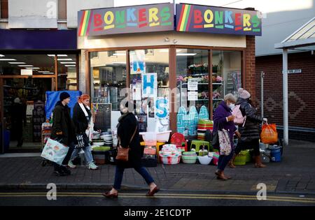 Loughborough, Leicestershire, Royaume-Uni. 6 janvier 2021. Les acheteurs marchent devant un hommage au NHS lors du troisième confinement national de Covid-19. Credit Darren Staples/Alay Live News. Banque D'Images