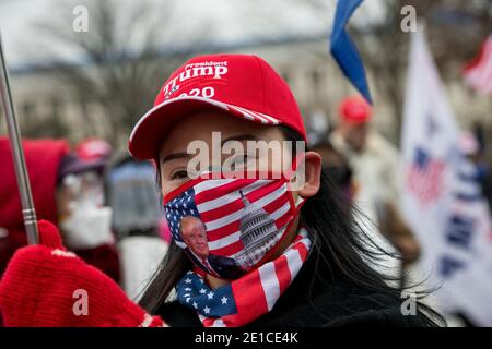 Une petite foule de partisans du président Trump se réunit à l'ouest du Capitole des États-Unis, dans les heures qui précèdent le décompte des votes électoraux lors d'une session conjointe du Congrès des États-Unis pour certifier les résultats de l'élection présidentielle de 2020 à la Chambre des représentants des États-Unis La salle des représentants au Capitole des États-Unis à Washington, DC, le mercredi 6 janvier 2021. Les républicains du Congrès ont annoncé qu'ils allaient contester les votes électoraux de six États pivots maximum.Credit: Rod Lamkey/CNP /MediaPunch Banque D'Images