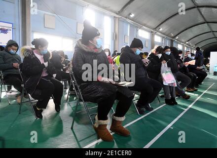 (210106) -- BEIJING, le 6 janvier 2021 (Xinhua) -- les gens attendent dans une zone d'observation après avoir reçu leur vaccin COVID-19 dans un site de vaccination temporaire du district de Haidian de Beijing, capitale de la Chine, le 6 janvier 2021. (Xinhua/Ren Chao) Banque D'Images