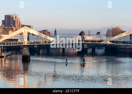 Glasgow, Écosse, Royaume-Uni. 6 janvier 2021. Paddle-boarders s'exerçant sur la rivière Clyde. Credit: SKULLY/Alay Live News Banque D'Images