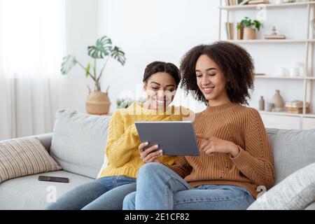 Chat en ligne, shopping moderne et appels vidéo à la maison pendant le verrouillage du Covid-19 Banque D'Images