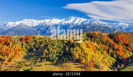 Automne dans le village de Moeciu. Panorama du paysage rural dans les Carpates, Roumanie. Banque D'Images