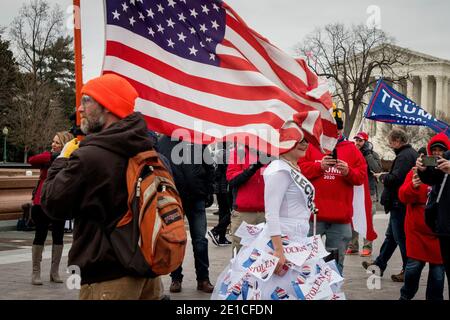 Une petite foule de partisans du président Trump se réunit à l'ouest du Capitole des États-Unis, dans les heures qui précèdent le décompte des votes électoraux lors d'une session conjointe du Congrès des États-Unis pour certifier les résultats de l'élection présidentielle de 2020 à la Chambre des représentants des États-Unis La salle des représentants au Capitole des États-Unis à Washington, DC, le mercredi 6 janvier 2021. Les républicains du Congrès ont annoncé qu'ils allaient contester les votes électoraux de six États pivots au maximum.Credit: Rod Lamkey / CNP | usage dans le monde entier Banque D'Images