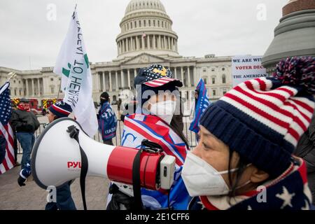 Une petite foule de partisans du président Trump se réunit à l'ouest du Capitole des États-Unis, dans les heures qui précèdent le décompte des votes électoraux lors d'une session conjointe du Congrès des États-Unis pour certifier les résultats de l'élection présidentielle de 2020 à la Chambre des représentants des États-Unis La salle des représentants au Capitole des États-Unis à Washington, DC, le mercredi 6 janvier 2021. Les républicains du Congrès ont annoncé qu'ils allaient contester les votes électoraux de six États pivots au maximum.Credit: Rod Lamkey / CNP | usage dans le monde entier Banque D'Images