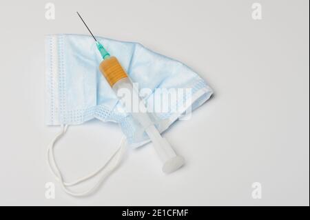 Thème du début de la vaccination. Seringue avec vaccin anti virus covid Banque D'Images