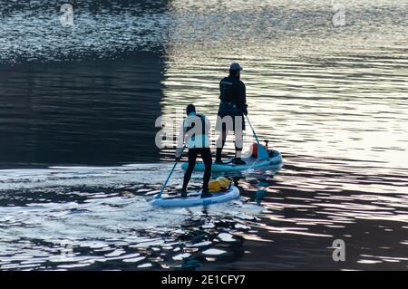 Glasgow, Écosse, Royaume-Uni. 6 janvier 2021. Paddle-boarders s'exerçant sur la rivière Clyde. Credit: SKULLY/Alay Live News Banque D'Images