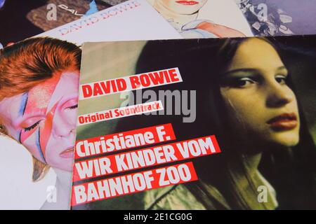 Viersen, Allemagne - 1er mai. 2020: Gros plan de la couverture de vinyle vintage david bowie bande sonore du film Christiane F. wir kinder vom Bahnhof zoo (foc Banque D'Images