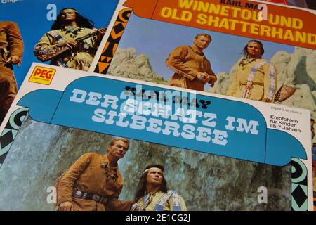 Viersen, Allemagne - 1er mai. 2020 : gros plan de la collection de couvertures de disques vinyles vintage de la bande-son du film Winnetou (Focus sur la couverture en avant) Banque D'Images