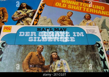 Viersen, Allemagne - 1er mai. 2020 : gros plan de la collection de couvertures de disques vinyles vintage de la bande-son du film Winnetou (Focus sur la couverture en avant) Banque D'Images