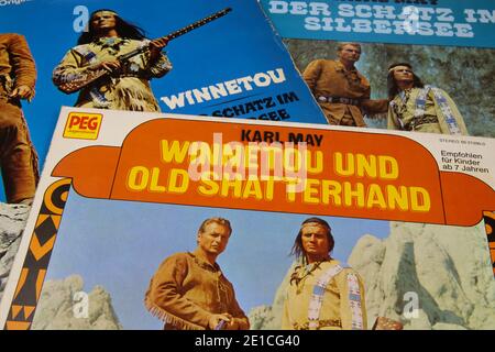 Viersen, Allemagne - 1er mai. 2020 : gros plan de la collection de couvertures de disques vinyles vintage de la bande-son du film Winnetou (Focus sur la couverture en avant) Banque D'Images