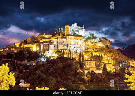Village historique d'Eze sur une falaise en pierre au-dessus de la Côte d'Azur vue spectaculaire sur le ciel, département des Alpes-Maritimes dans le sud de la France Banque D'Images