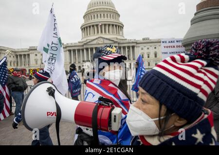 Washington DC, États-Unis. 6 janvier 2021. Une petite foule de partisans du président Trump se réunit à l'ouest du Capitole des États-Unis, dans les heures qui précèdent le décompte des votes électoraux lors d'une session conjointe du Congrès des États-Unis pour certifier les résultats de l'élection présidentielle de 2020 à la Chambre des représentants des États-Unis La salle des représentants au Capitole des États-Unis à Washington, DC, le mercredi 6 janvier 2021. Les républicains du Congrès ont annoncé qu'ils allaient contester les votes électoraux de six États pivots. Banque D'Images