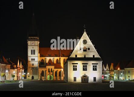 Église de SV. Aegidius et Townhouse sur la place de l'Hôtel de ville à Bardejov. Slovaquie Banque D'Images