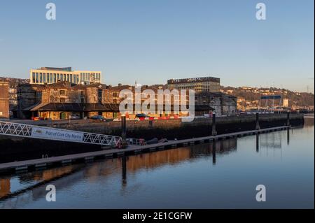 Cork, Irlande. 6 janvier 2021. Le soleil commence à se coucher sur le port de Cork après une journée de soleil d'hiver. Crédit : AG News/Alay Live News Banque D'Images