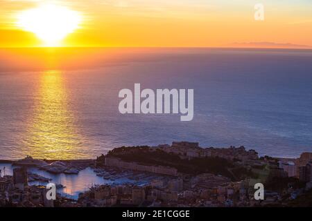 Principauté de Monaco vue panoramique aérienne au lever du soleil, côte de la Côte d'Azur Banque D'Images